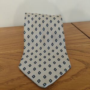 Jos A Bank Men's Silk Silver blue Diamond Shapes Necktie  Made In Italy